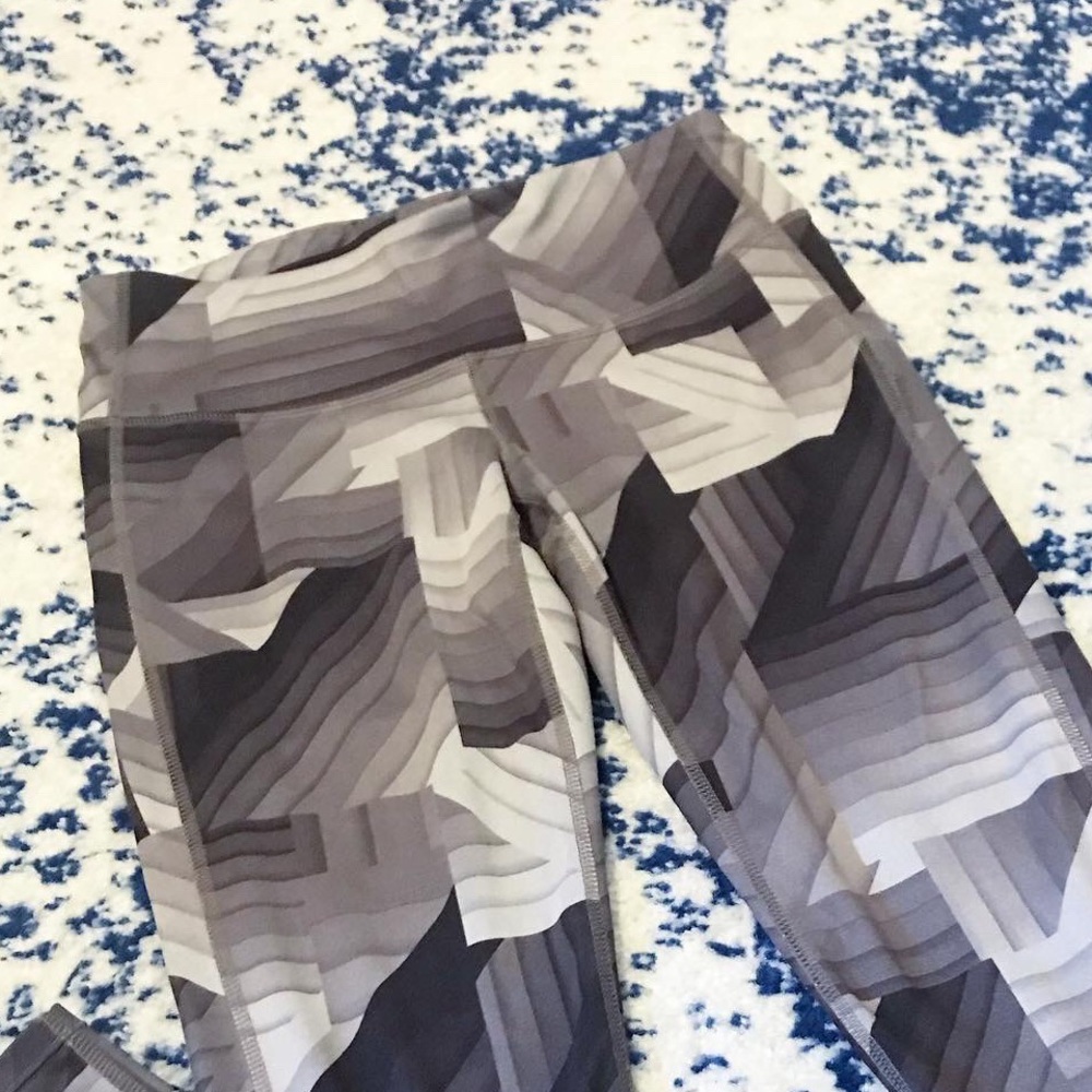 Athleta Neutral Patterned Yoga Workout Leggings S… - image 4